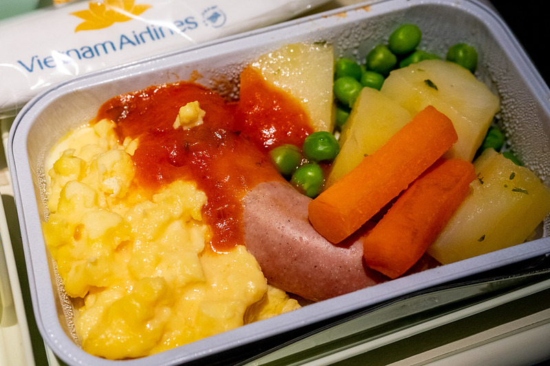 復路の洋食メニュー。深夜運航便の到着前の食事なので朝食らしい食事だ