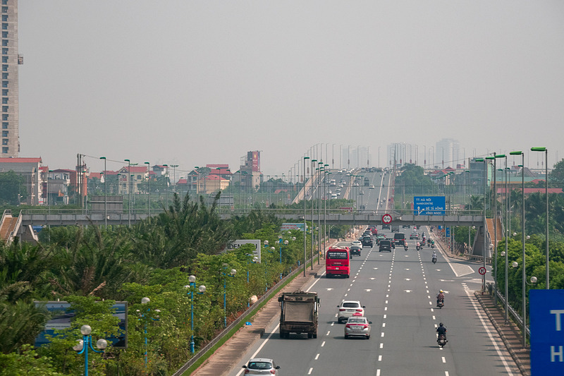 日本の支援により作られた空港と市内を結ぶ道路。この道の先に、ハン川に架かる通称“ニッポン橋”こと「ナチャン橋」がある