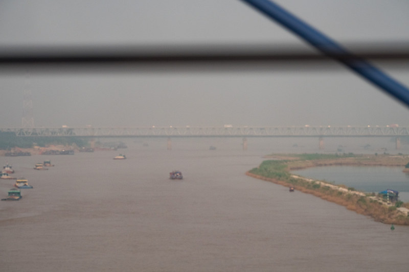 ナチャン橋を走るバスから見た「タンロン橋」。“ニッポン橋”ができるまでは空港と市内を結ぶメインの橋だった