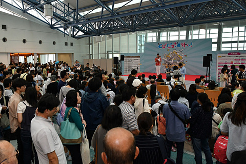 福岡空港 空の日イベント と とびだせ海外へ 18 開催 航空教室や737 500型機の機内見学など実施 各航空会社がブースを出展 トラベル Watch