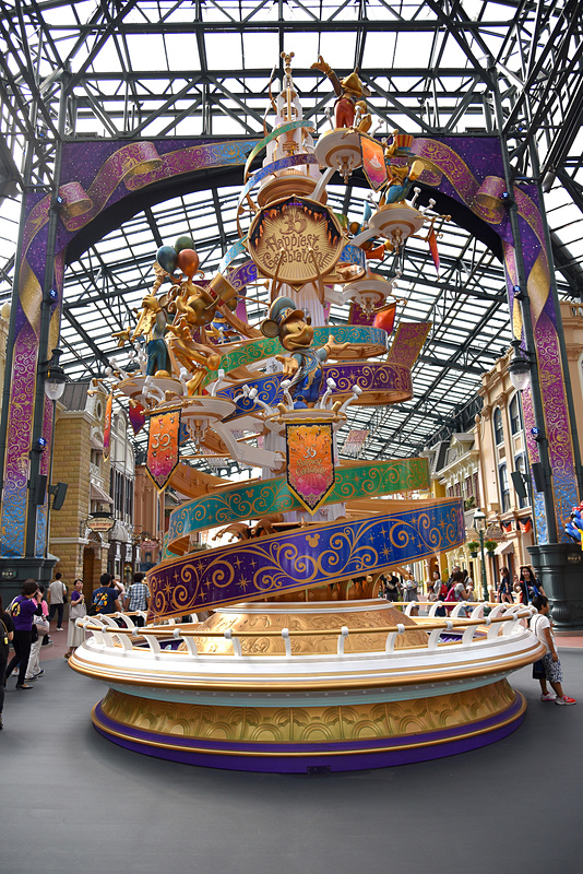 中央の高さ約10mの「セレブレーションタワー」もハロウィーンアレンジに変身中