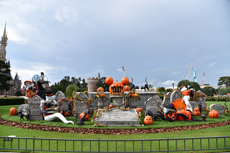 黒猫たちと一緒に墓地で読書やセルフィなどをしながらパークを満喫するゴーストたち