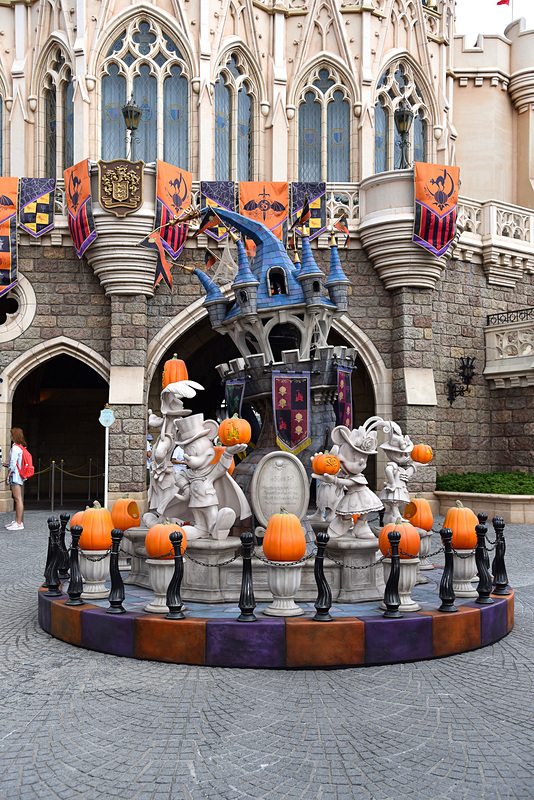 ランタンを掲げるミッキーマウスたちの石像風オブジェも出現