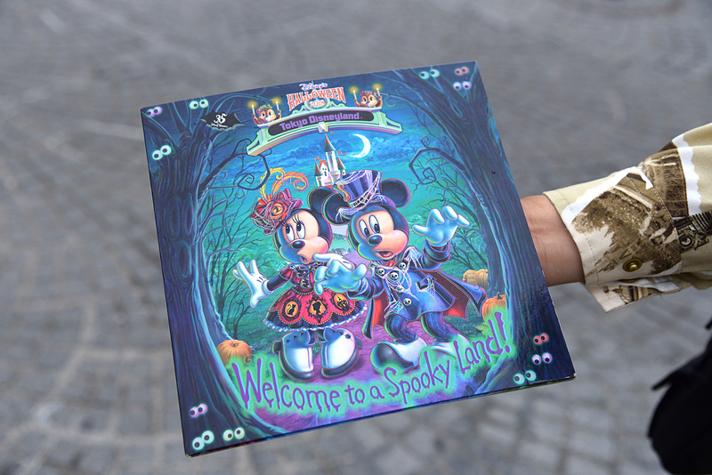 「ディズニースナップフォト」（1セット：1540円）もハロウィーンのスペシャル台紙になっている