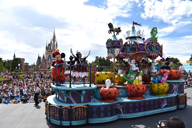 「黒い木馬やかぼちゃのティーカップが回るファンタジーランドをイメージしたフロート」
