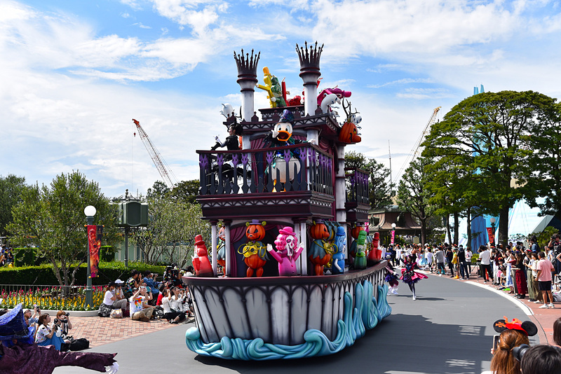 「奇妙なクマたちが船上でコンサートを行なうカントリーベア・シアターと蒸気船マークトウェイン号をイメージしたフロート」