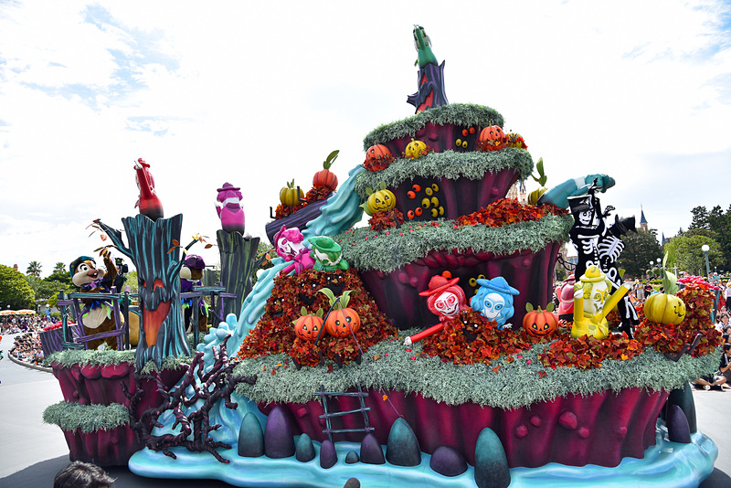 丸太のボートに乗ったゴーストの小動物たちがいばらの茂みへ！な瞬間を再現