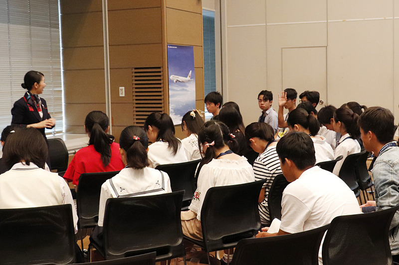 普段空港で接する機会も多い職種だけに質問は絶えなかった