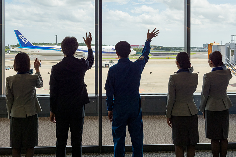 出発するNH174便「宇宙フライト 2018」を見送る大西 宇宙飛行士ら