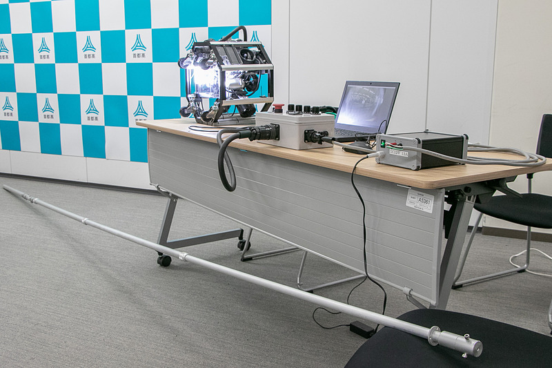 伸縮するポールの先に機器を付けて水中に沈めて調査する