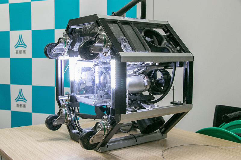 首都高は東京・霞が関の本社で定例会見を開いた。会見で紹介した「橋脚水中部調査機器」