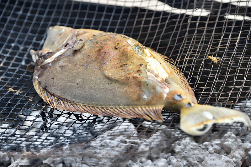 地元で「ウム」と呼ばれている「テングハギ」の塩焼き。ほっくほくで美味！