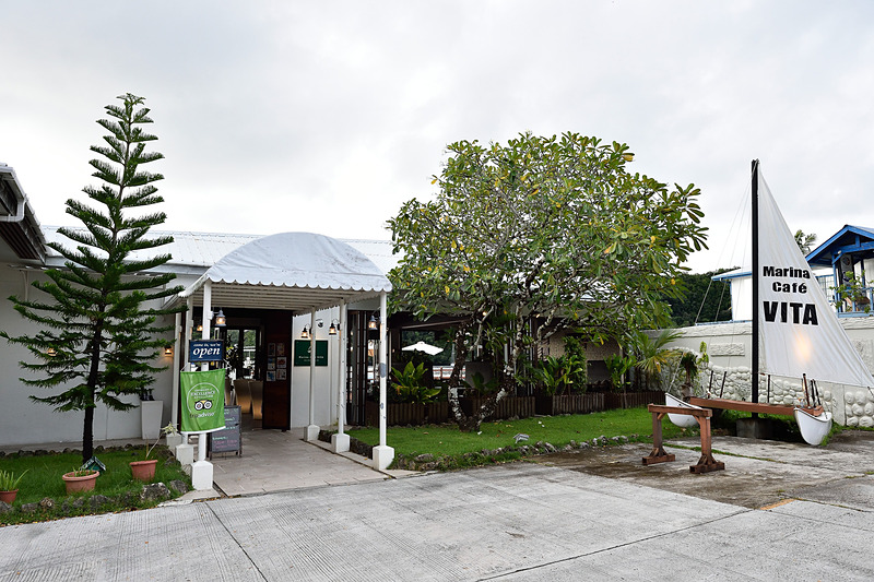 マリーンな雰囲気はたっぷりですが、正面からはレストランにしか見えない「マリーナ カフェ ヴィータ」