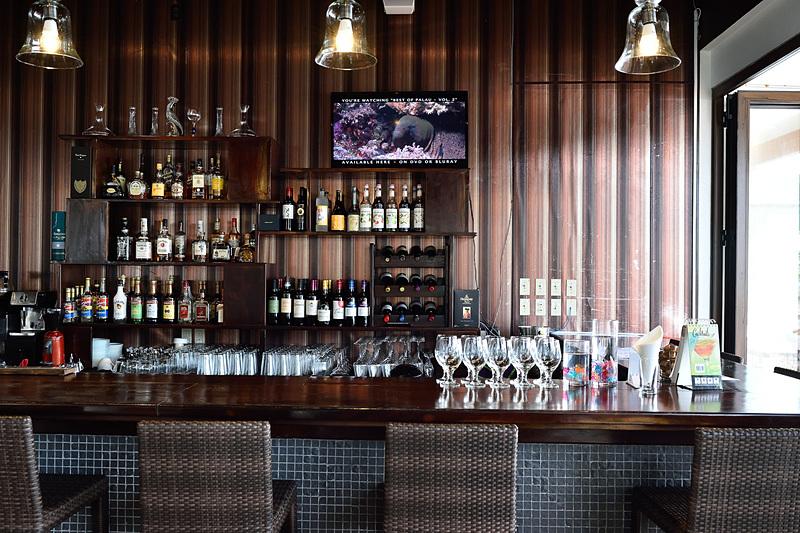 素敵なバーカウンターに、オシャレなインテリア。クルーズのあとにレストランでディナーを楽しむお客さまも多いそうです