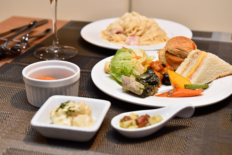 料理は船内のキッチンでシェフが調理してくれます。名物のカルボナーラは絶品！