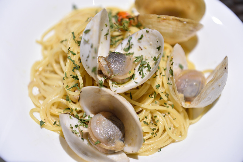 堀江シェフ「旅の思い出で一番最後まで記憶に残るのは食事だと考えております。そのためにもお越しいただいた方にお喜びいただけるようにと料理をはじめサービスにいたるまで精一杯のおもてなしができるように心がけています」