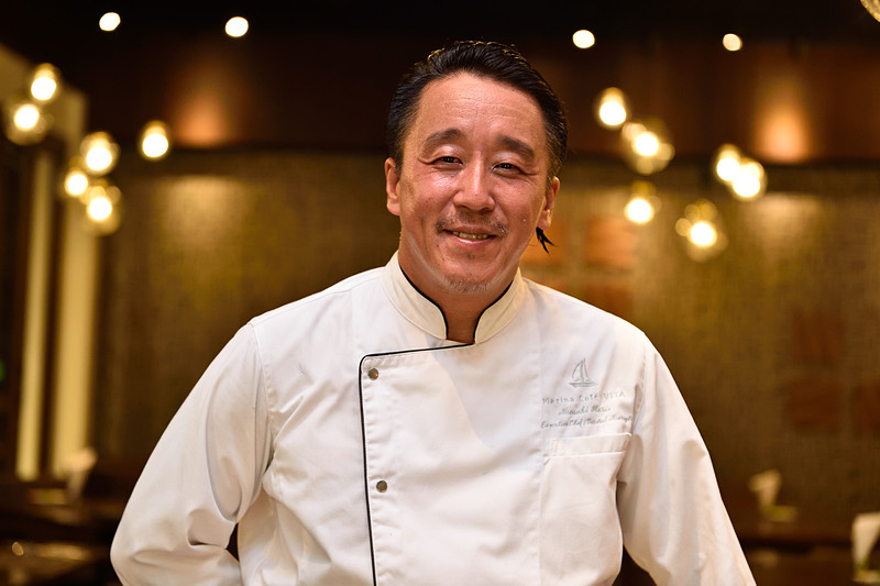 堀江シェフ「旅の思い出で一番最後まで記憶に残るのは食事だと考えております。そのためにもお越しいただいた方にお喜びいただけるようにと料理をはじめサービスにいたるまで精一杯のおもてなしができるように心がけています」