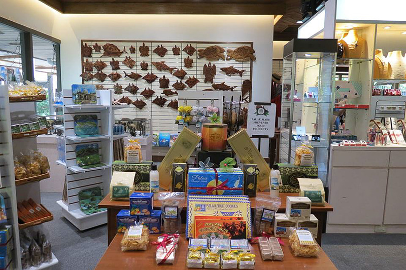 深夜便で到着するお客さまに対応するため、パラオで唯一24時間営業の「MILAD GIFT SHOP」があります