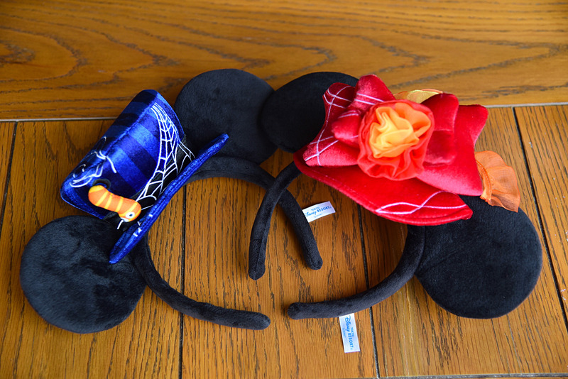 ミッキーマウスとミニーマウスのハットをデザインした「カチューシャ」（各1800円）