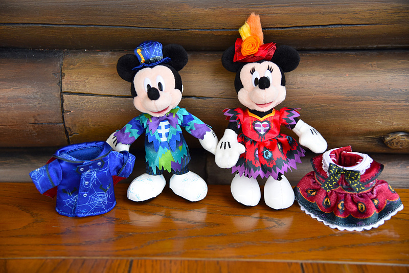 パレード同様にゴースト仕様のコスチュームに変わる「ぬいぐるみバッジ」（各1900円）