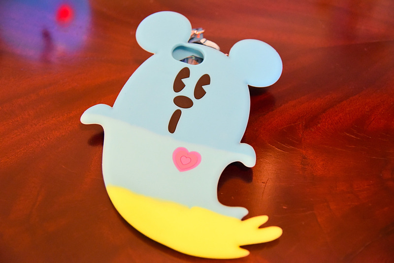 約19×16.5cmでインパクト抜群。「スマートフォンケース」（2800円）