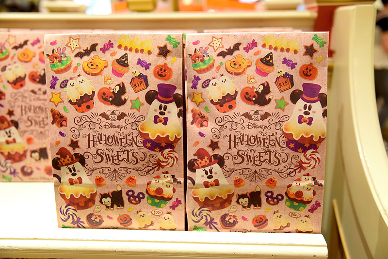 タルトやカップケーキに変身したディズニーキャラクターが描かれたパッケージに一目惚れ。「クッキー（カフェオレ風味）」（750円）