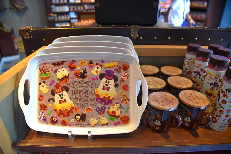 カップや大きめのお皿も入るサイズの「トレー」（1600円）、フタ付で秋の夜長やお茶の時間でもゆっくり飲める「ふた付きマグ」（1700円）など