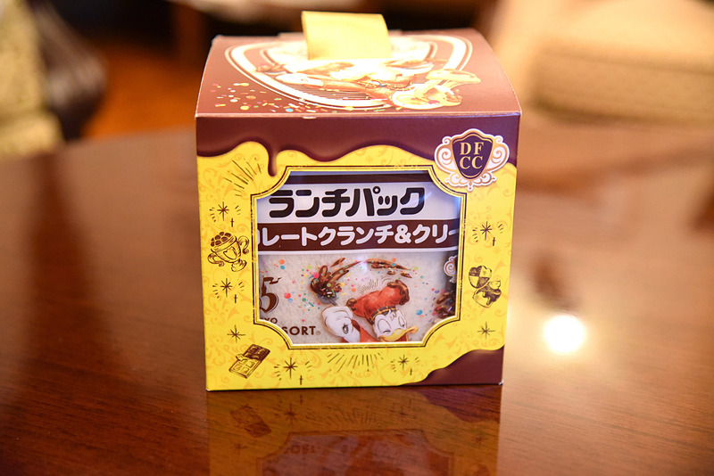 「ランチパック（チョコレートクランチ＆クリーム）」（1000円）を期間限定で東京ディズニーランドにて販売