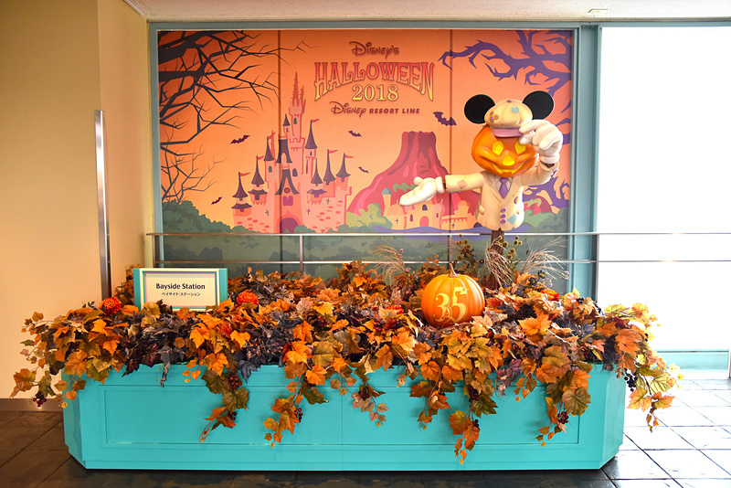 白いコスチュームが凛々しいカカシの駅長さんにごあいさつ。「ベイサイド・ステーション」