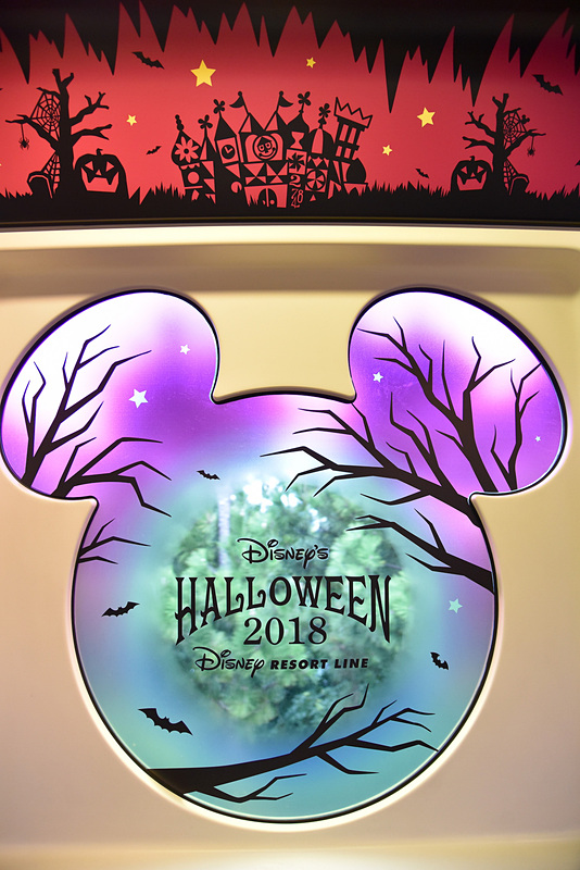 ウィンドウにはロゴとともに夜の帳が降りてくる様子が表現されている