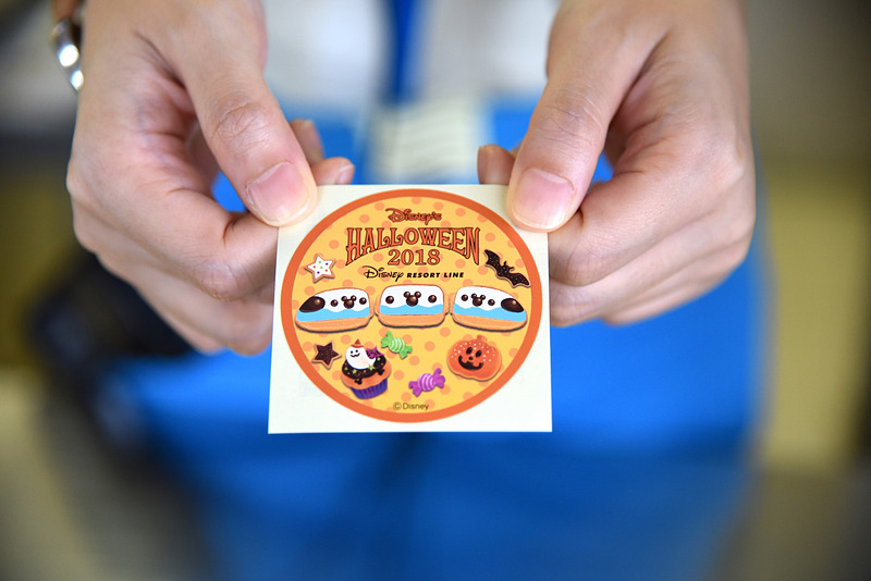 お菓子で編成された「リゾートライナー」が描かれたオリジナルステッカーをプレゼント