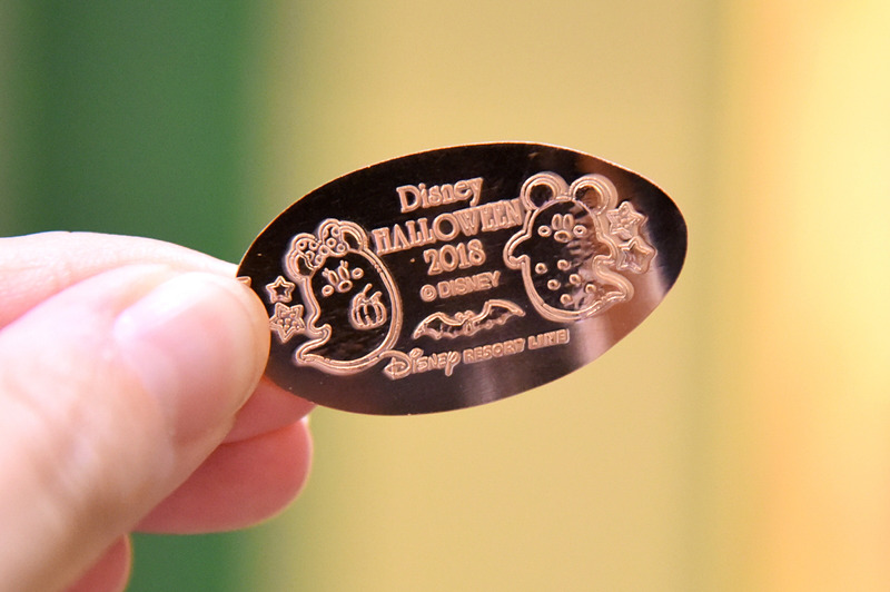 「リゾートゲートウェイ・ステーション」の「スーベニアメダル」（各100円）はゴーストがふわりと浮かぶデザイン。