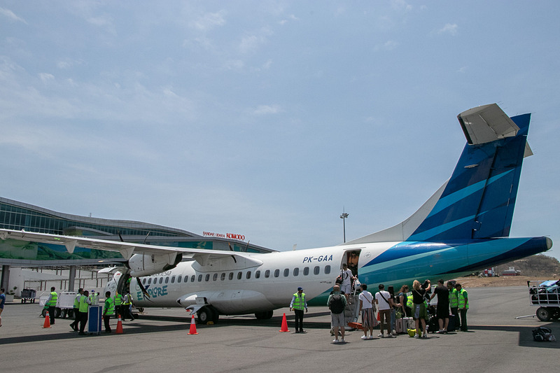 「アヤナ コモド リゾート ワエチチュ ビーチ」があるフローレス島は、飛行機でインドネシアの首都ジャカルタ（スカルノ・ハッタ国際空港）から約2時間30分、バリ島・デンパサール（ングラ・ライ国際空港）から約1時間30分のアクセス。ジャカルタやバリからはガルーダ・インドネシア航空が定期便を運航している