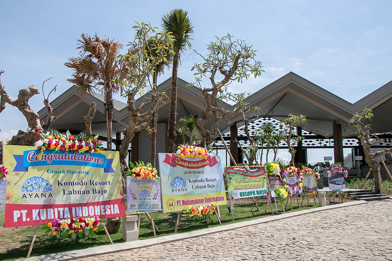 ホテルのオープンを祝して贈られた多くの花（日本の開店祝の花輪のようなもの）