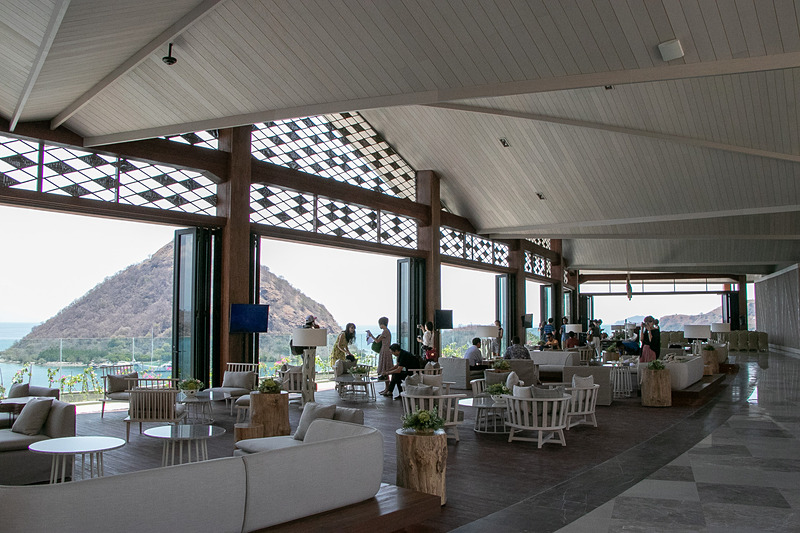 最上階ロビーと隣接するバー「メサバー」