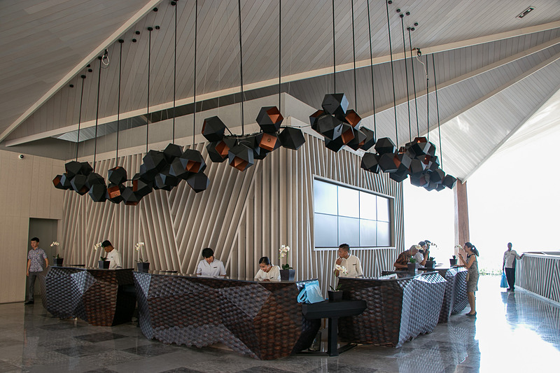 「アヤナ コモド リゾート ワエチチュ ビーチ」の入口・レセプションはホテルの最上階の11階にある