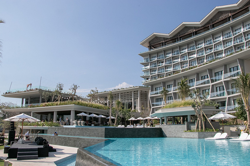 「アヤナ コモド リゾート ワエチチュ ビーチ」のプールは海とつながるようなインフィニティプール