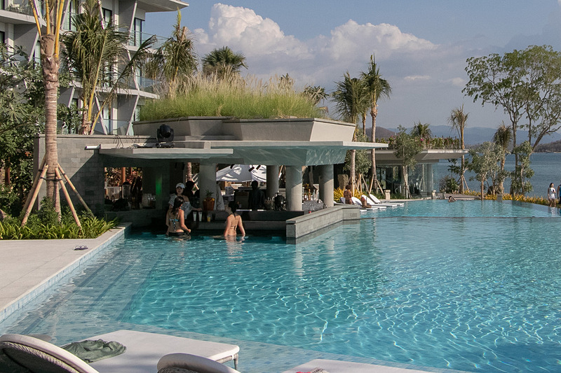 プールの中から注文してドリンクを楽しむこともできる