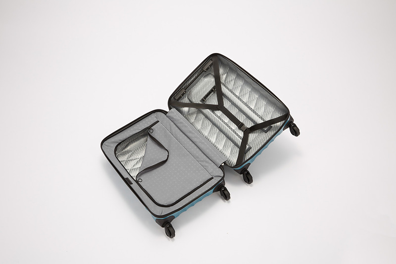 内装。向かって左はファスナーで中を隠せる