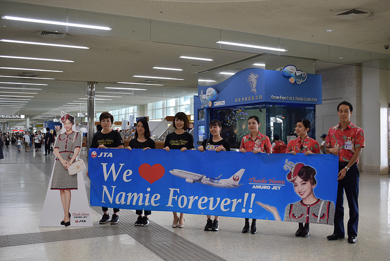 到着ロビーでは、横断幕と等身大パネルでお出迎え