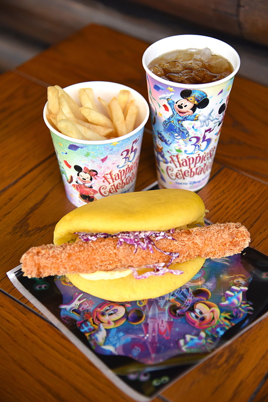 はみ出すエビカツがポイントの「スペシャルセット」（1080円）