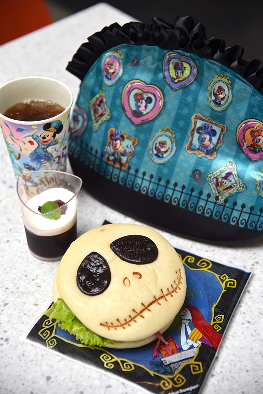 「スペシャルセット」（1050円）はジャック・スケリントンの顔が目印。プラス1000円で「スーベニアランチケース」も