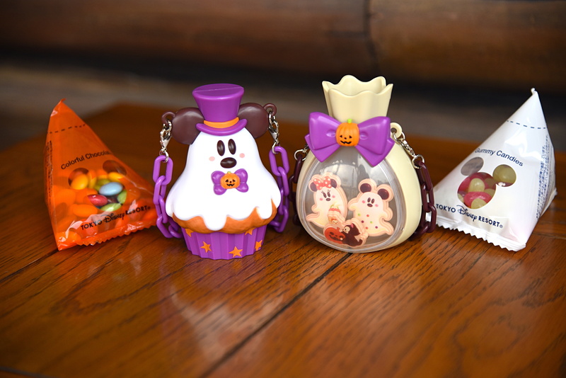 今にも動き出しそうなミッキーマウスのカップケーキがかわいい「カラフルチョコレート、ミニスナックケース付き」（800円）とシャカシャカ振るとフィガロとクレオが飛びまわる「グミキャンディー、ミニスナックケース付き」（800円）