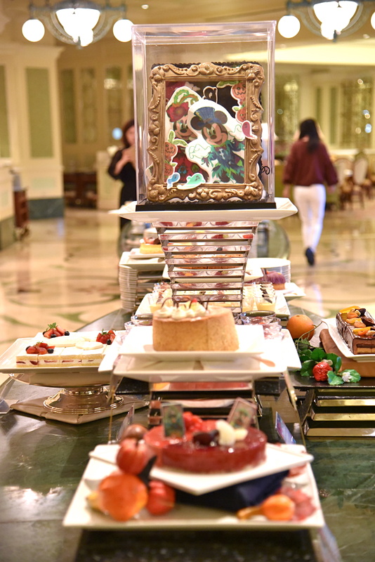 「ディズニー・ハロウィーン」の「ゴースト流の東京ディズニーランド」をイメージしたデコレーションが施されたビュッフェ台