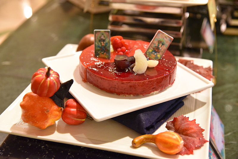 2つの味わいでタロットのような明暗や裏表を表現した「グリオットチェリーのムース」と「ブラックチェリーのムース」