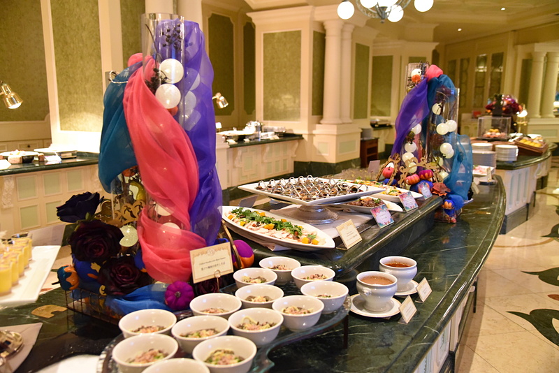 パープルや濃いめのカラーリングでイベント感を演出したビュッフェ台のデコレーション