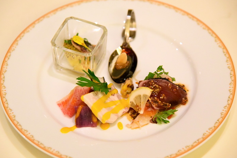 コールドメニューは時計回りに右手前から「鰹のたたきと貝類のマリネ　マスタード風味」「ポークと根菜のサラダ」「サンマと焼き茄子のカクテル」「ピータン豆腐」をチョイス