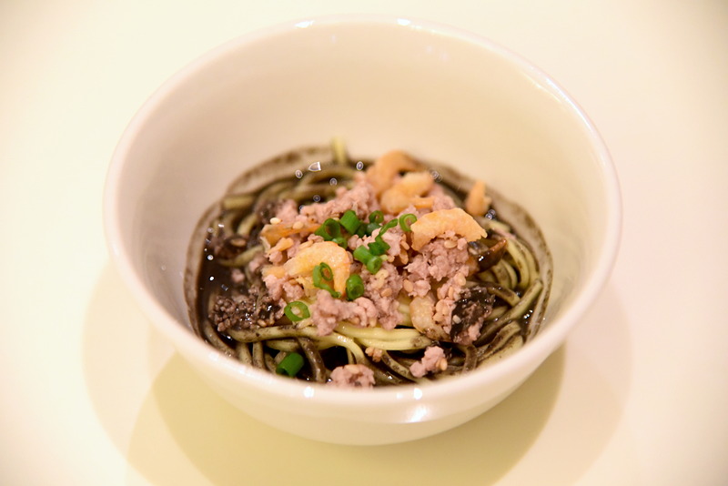 辛くないので子供から大人まで味わえる「黒ゴマ風味の冷やしそば」