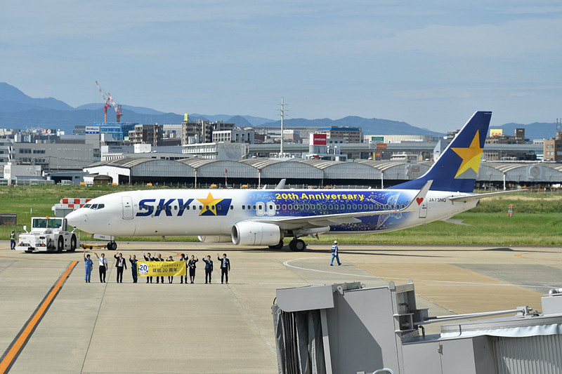 10時30分、ランプアウト。プッシュバックが終了し、見送るスカイマークスタッフはターミナルビル側に手を振る