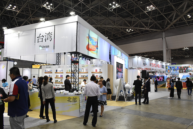 日本各地の観光局、海外の各国政府観光局、旅行会社、航空会社などがブースを展開